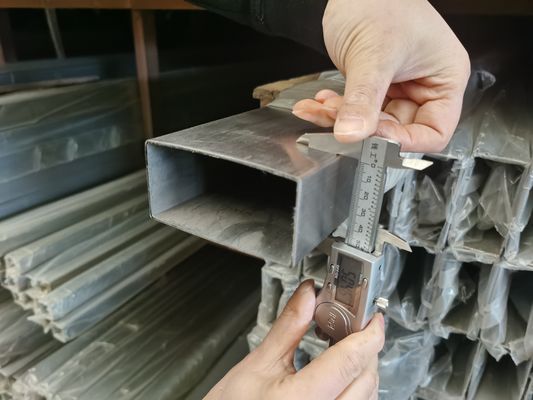 ASTM A479 escovou o tubo quadrado de aço inoxidável lustrou 0.6mm brilhantes